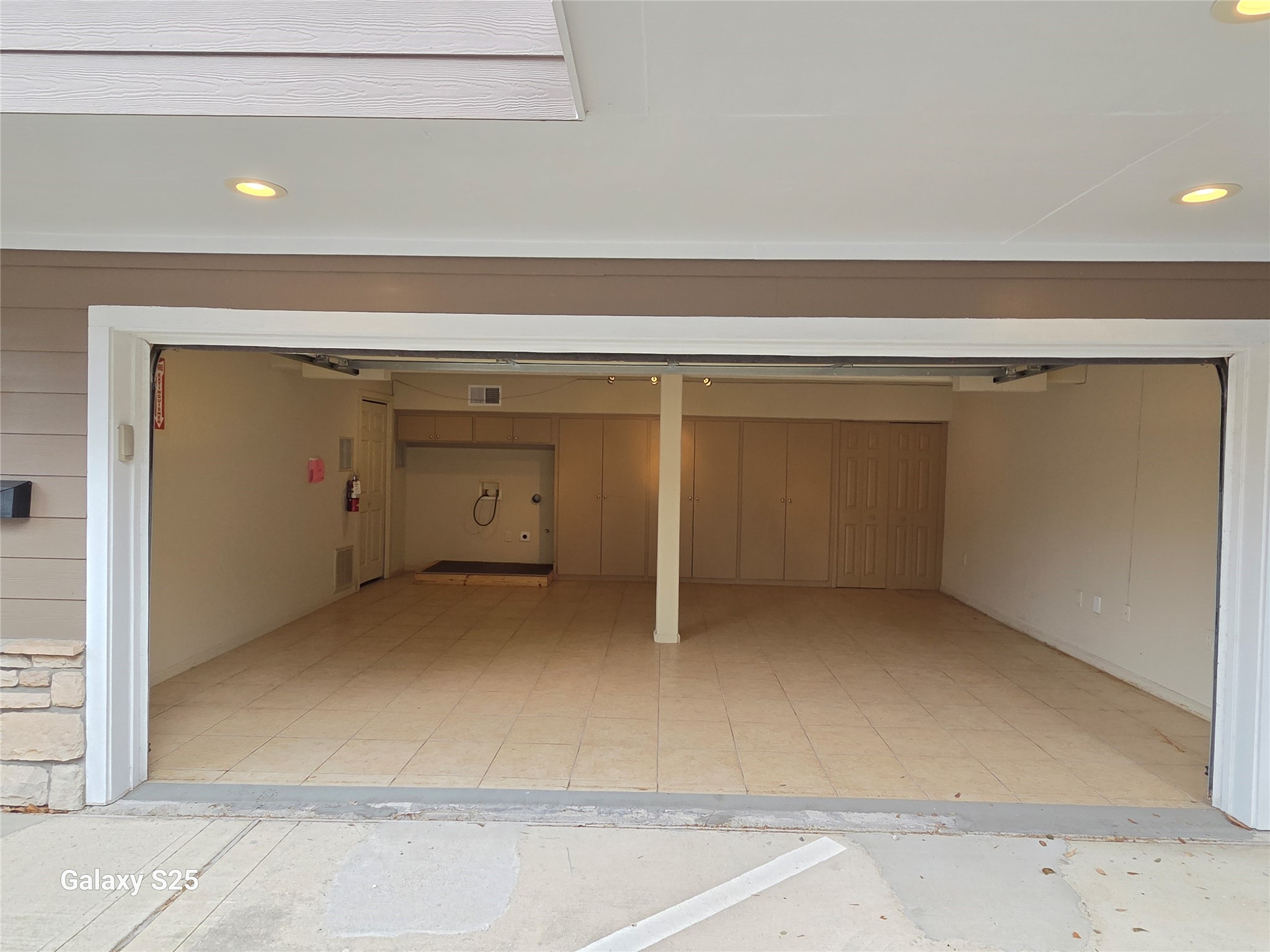 102 East 5th Street Houston, TX 77007 - Photo 41 of 44 Garage on Right (not part of lease): Exception- tenant use of the provided Washer & Dryer (will be located in the back left-hand corner of garage)