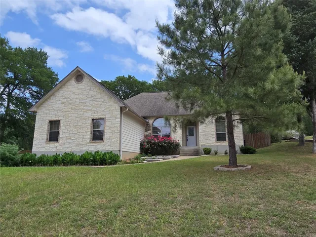 $1,900 | 395 Mauna Loa Lane, Bastrop, TX 78602