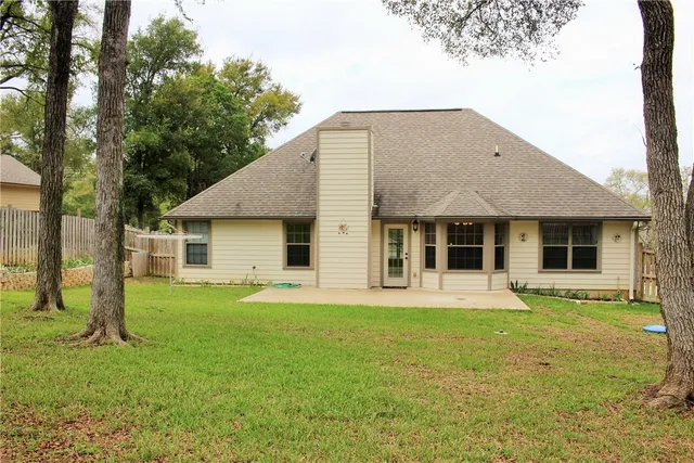 $1,900 | 395 Mauna Loa Lane, Bastrop, TX 78602