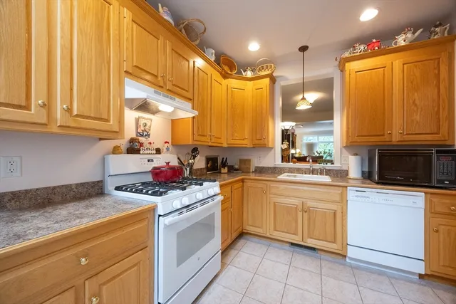 $555,000 | 2 Kingson Lane, Unit 2, Medway, MA 02053