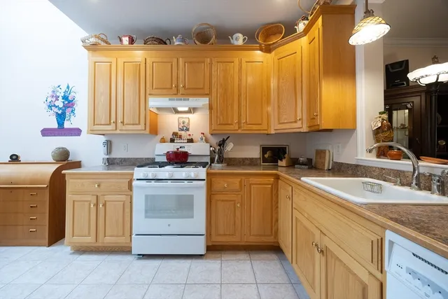 $555,000 | 2 Kingson Lane, Unit 2, Medway, MA 02053