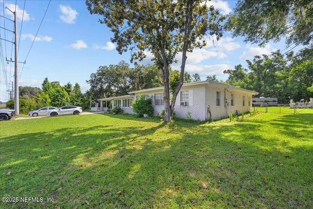 a view of a house with a backyard