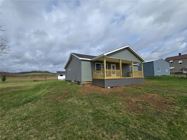 a view of a house with a yard