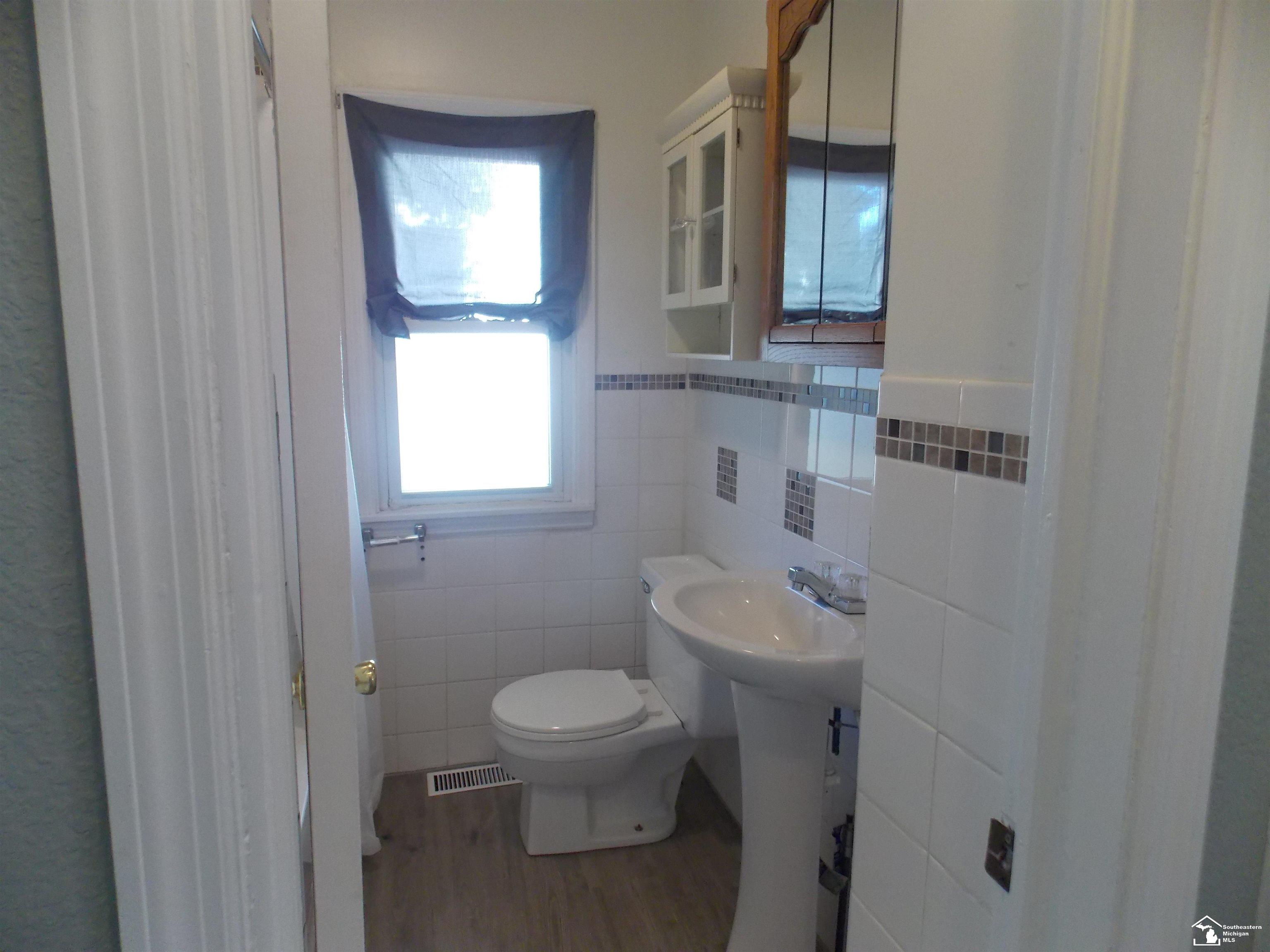 384 Lasalle Road Monroe, MI 48162 - Photo 22 of 25 Full Bath