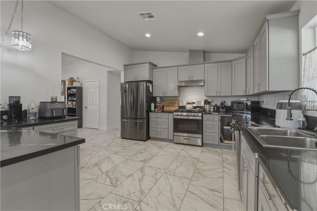 15688 Winnebago Road Apple Valley, CA 92307 - Photo 12 of 22