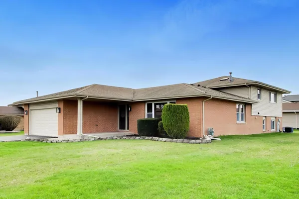 a front view of house with backyard and tub