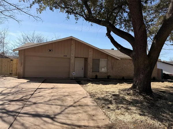 $1,950 | 200 Pebblebrook Street, Arlington, TX 76014