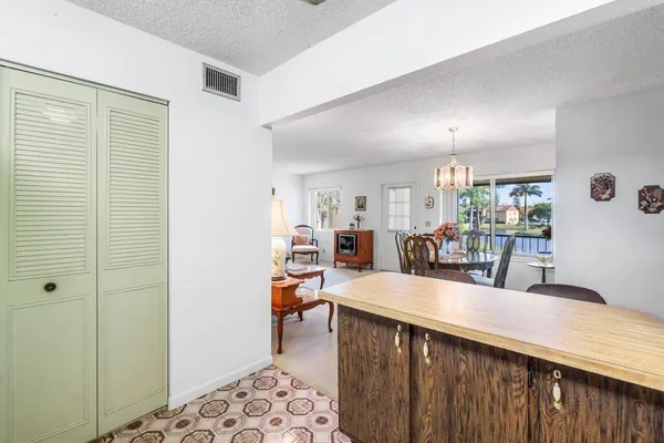 $1,400 | 342 Pine Ridge Circle, Unit B2, Greenacres, FL 33463