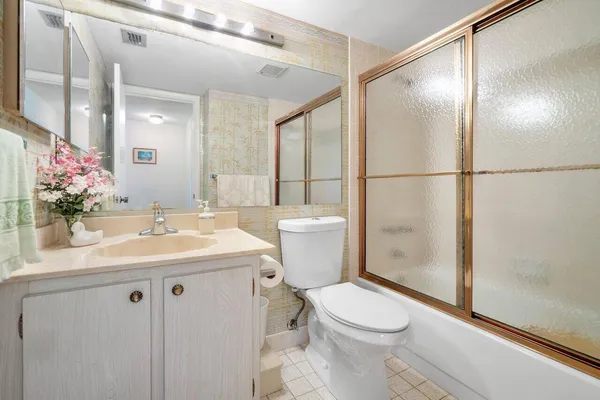 $1,400 | 342 Pine Ridge Circle, Unit B2, Greenacres, FL 33463