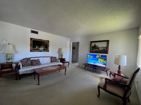 $1,400 | 342 Pine Ridge Circle, Unit B2, Greenacres, FL 33463