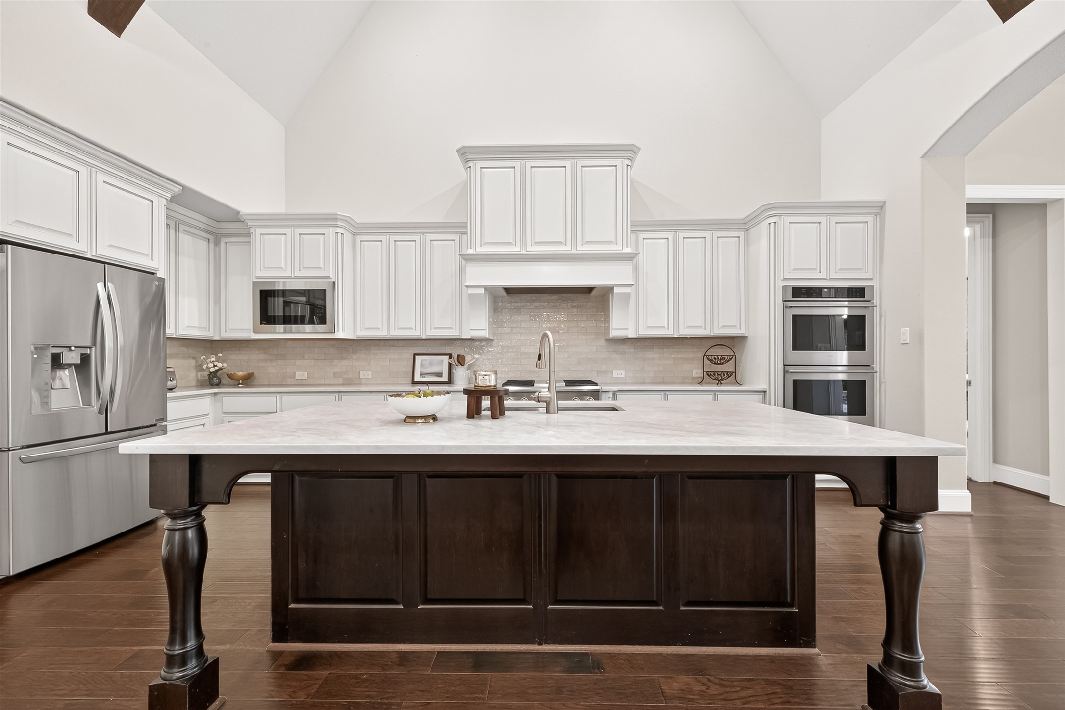2803 Mayfield Ridge Lane Katy, TX 77494 - Photo 11 of 40 A chef's dream in this exquisite gourmet kitchen featuring quartz countertops, designer backsplash, double ovens, gas range cooktop, stainless steel appliances, a walk-in pantry and tons of cabinet space.