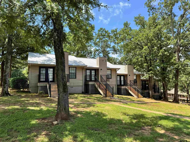 a view of a house with backyard