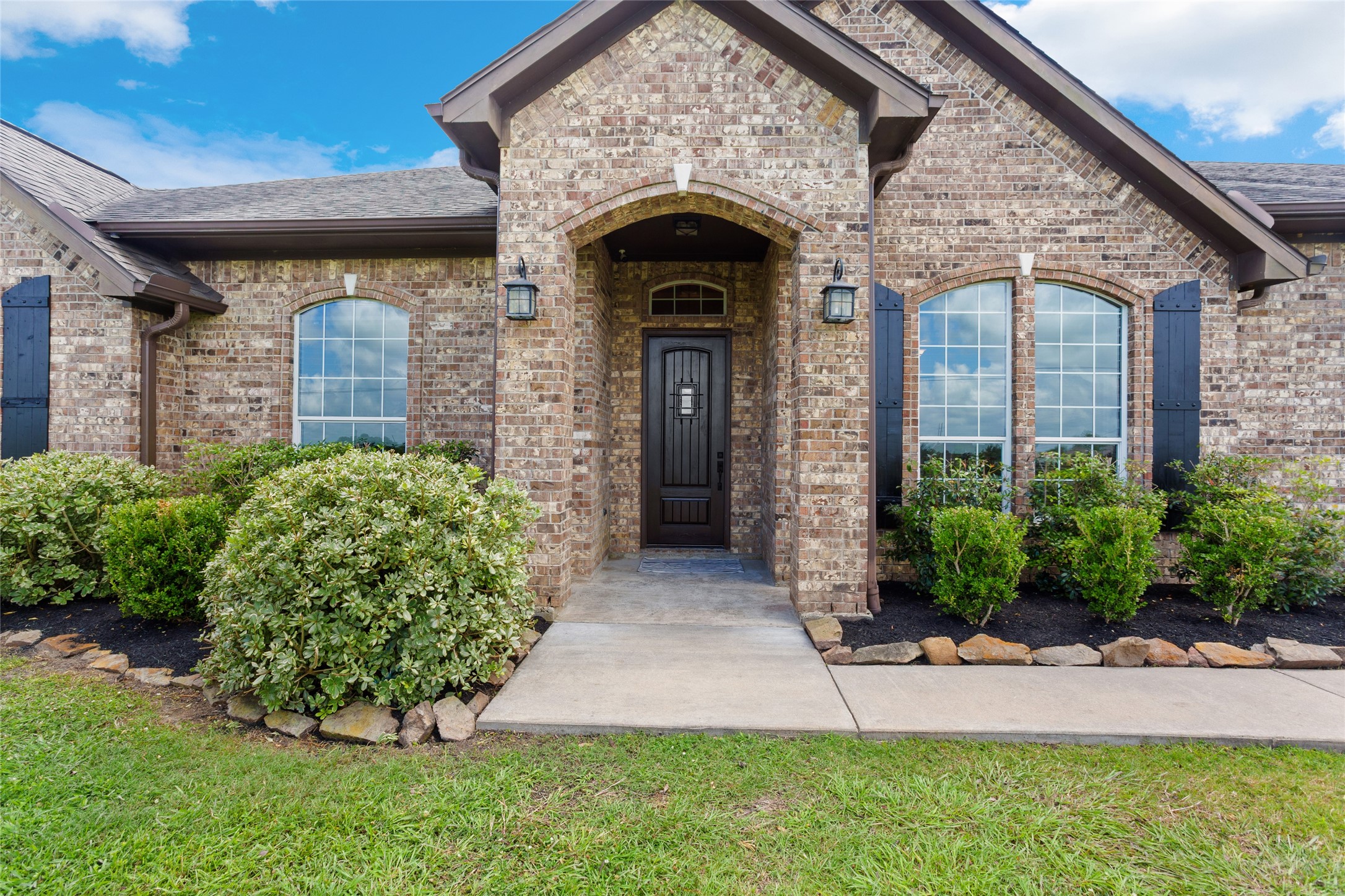 7842 Pebble Hill Lane Rosharon, TX 77583 - Photo 6 of 33 a front view of a house with garden