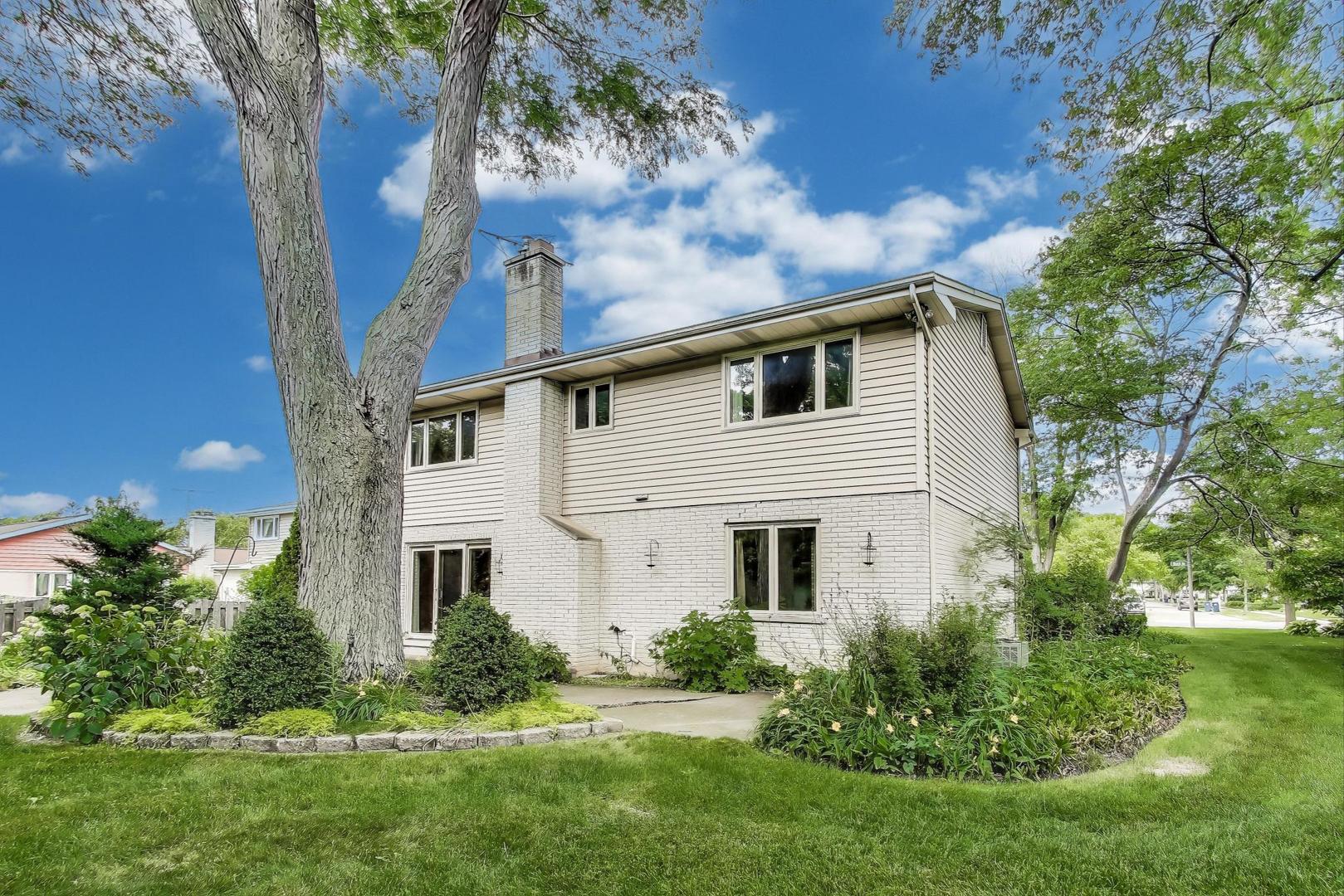 1904 Birch Road Northbrook, IL 60062 - Photo 29 of 37 a front view of a house with a yard