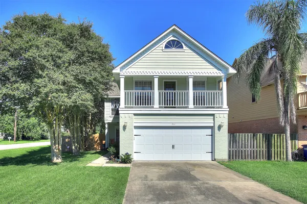 $2,999 | 711 Cien Road, Kemah, TX 77565