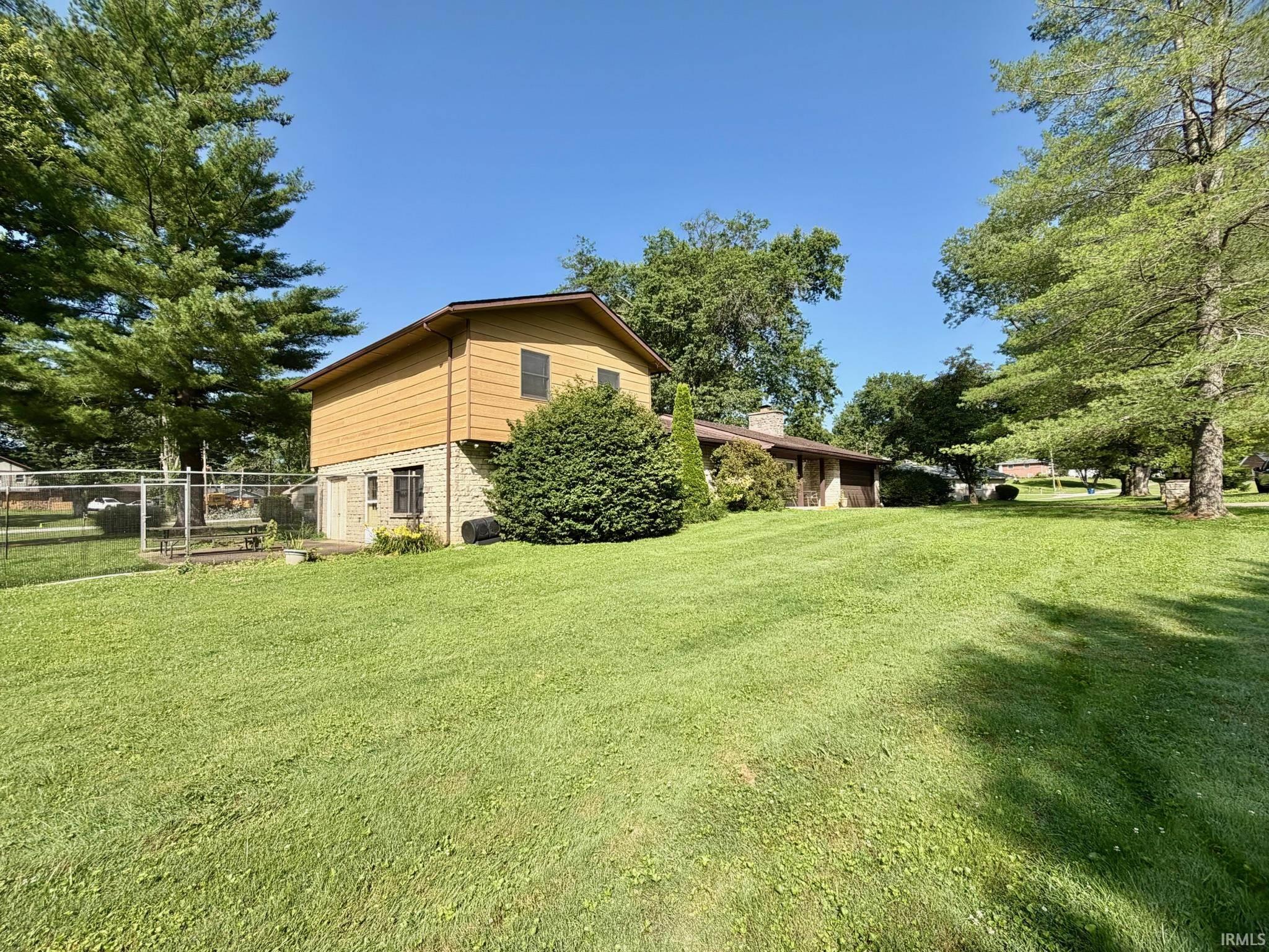 417 Sycamore Drive Bedford, IN 47421 - Photo 3 of 33