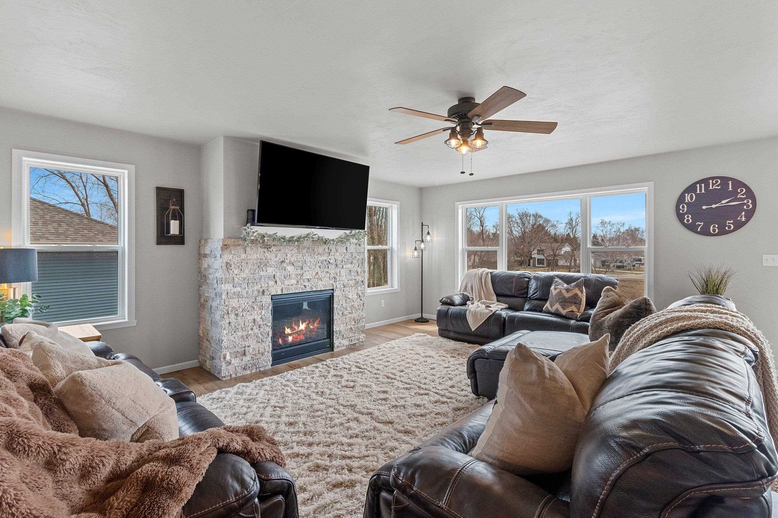 1221 Velsen Road Green Bay, WI 54313 - Photo 5 of 49