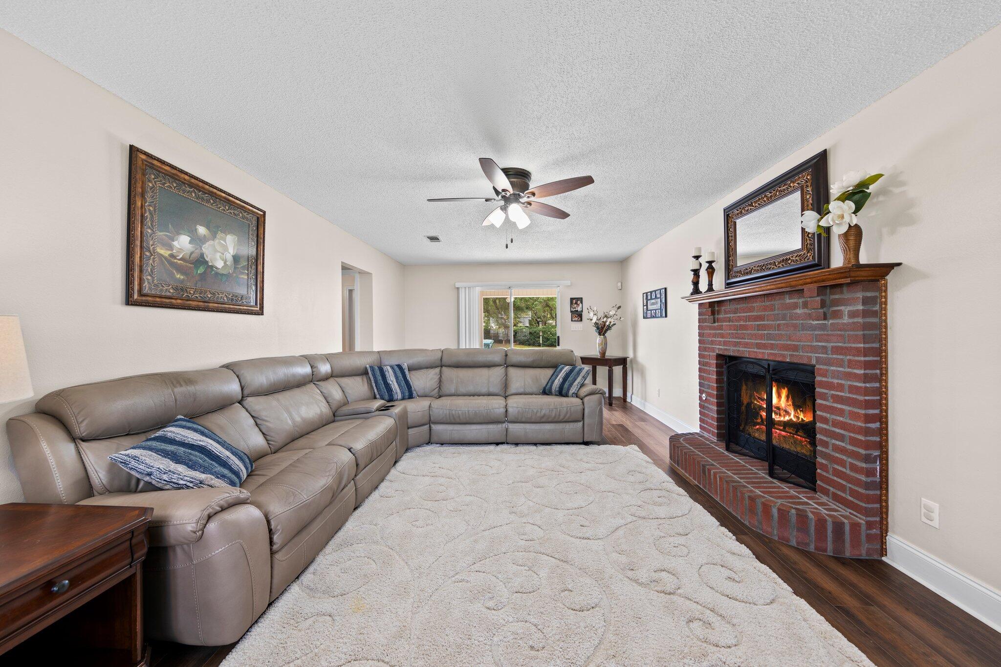 151 Ferry Road Northeast Fort Walton Beach, FL 32548 - Photo 29 of 95 Living Room