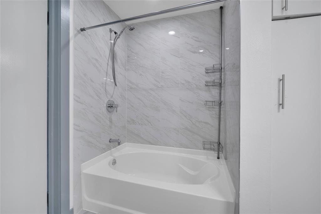 10476 County Road 313 Terrell, TX 75161 - Photo 24 of 40 a bathroom with a white bath tub