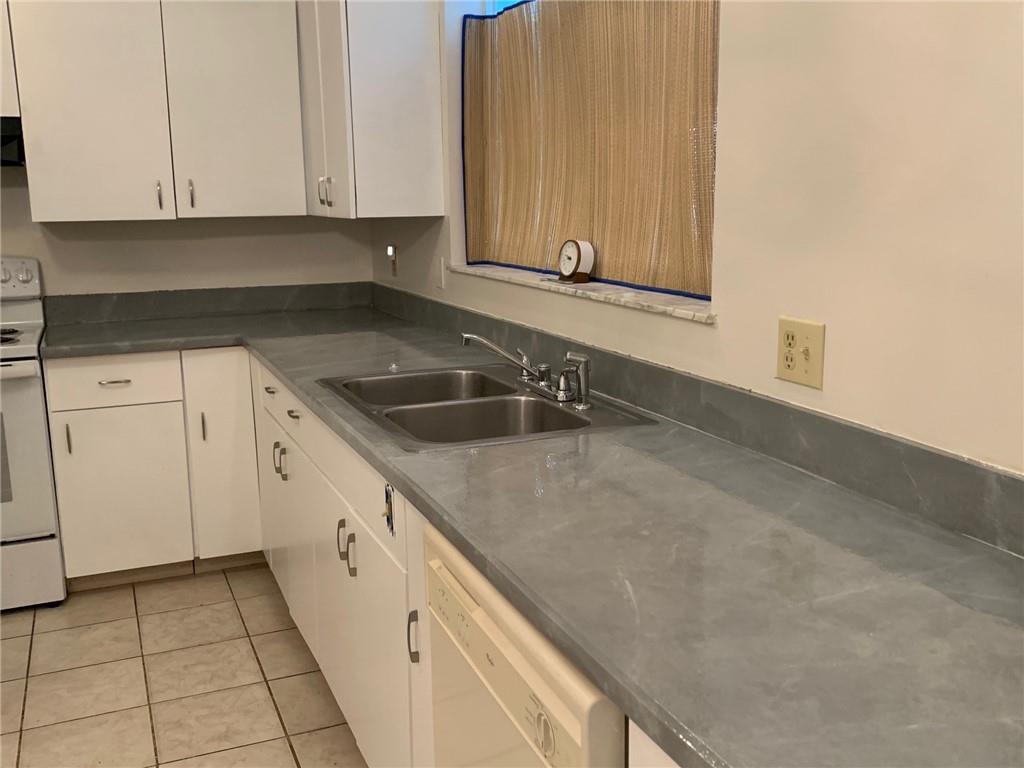 774 24th Square Vero Beach, FL 32962 - Photo 9 of 33 a kitchen with a sink and cabinets