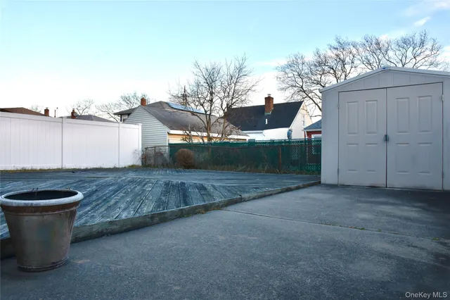 a view of a backyard