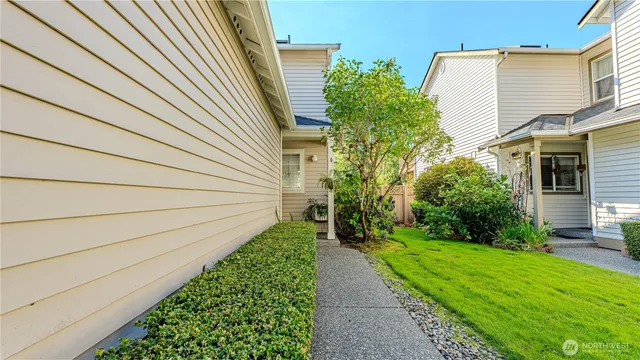 a view of a pathway with a house