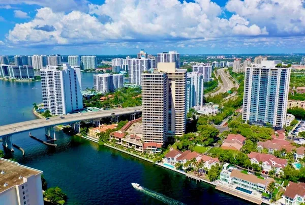 $2,300 | 19355 Turnberry Way, Unit 24C, Miami, FL 33180