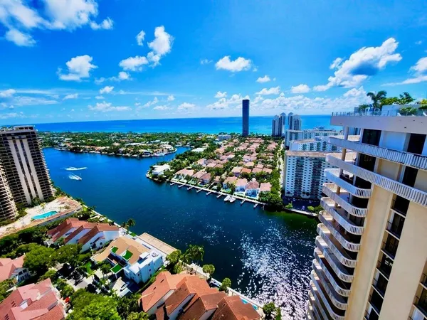 $2,300 | 19355 Turnberry Way, Unit 24C, Miami, FL 33180