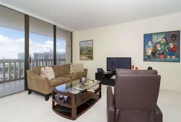 $2,300 | 19355 Turnberry Way, Unit 24C, Miami, FL 33180