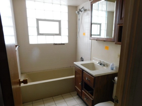 179 George Road Wheeling, IL 60090 - Photo 7 of 12 a bathroom with a sink and a bathtub