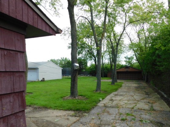 179 George Road Wheeling, IL 60090 - Photo 10 of 12 a backyard of a house with lots of green space