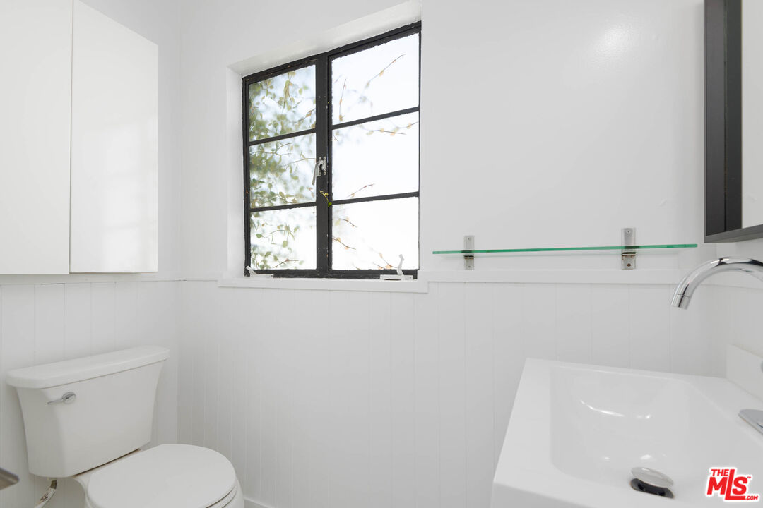 822 North Detroit Street, Unit 826 5 Los Angeles, CA 90046 - Photo 14 of 14 a bathroom with a toilet a sink and a bathtub