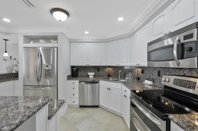 $2,095 | 5 Bluebill Avenue, Unit 812, Naples, FL 34108