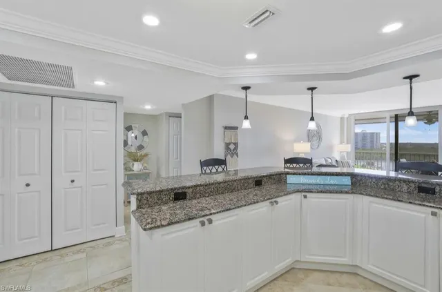 $2,095 | 5 Bluebill Avenue, Unit 812, Naples, FL 34108