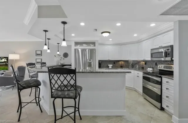 $2,095 | 5 Bluebill Avenue, Unit 812, Naples, FL 34108