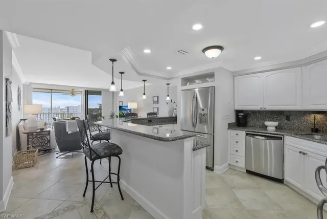 $2,095 | 5 Bluebill Avenue, Unit 812, Naples, FL 34108