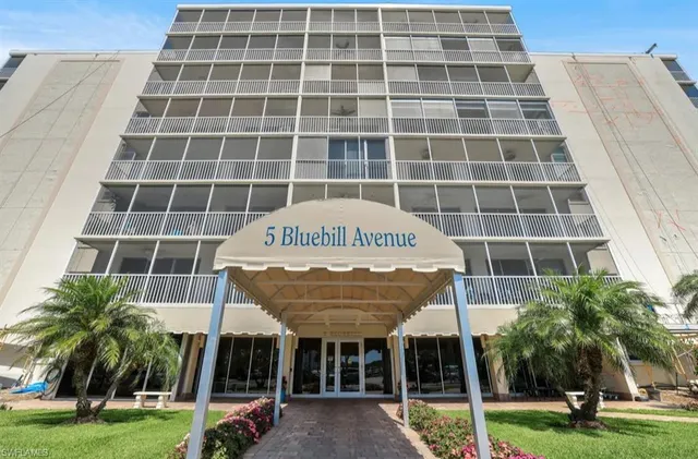 $2,095 | 5 Bluebill Avenue, Unit 812, Naples, FL 34108