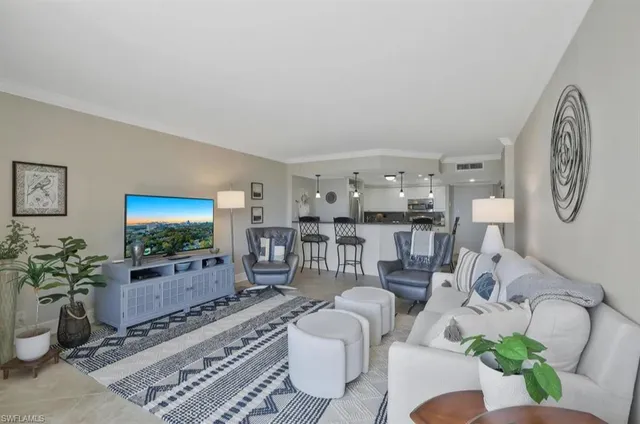 $2,095 | 5 Bluebill Avenue, Unit 812, Naples, FL 34108