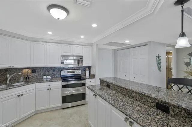 $2,095 | 5 Bluebill Avenue, Unit 812, Naples, FL 34108