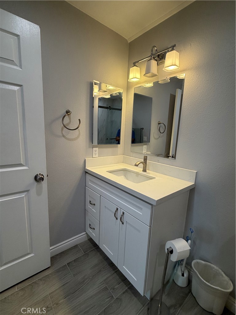 375 Central, Unit 186 Riverside, CA 92507 - Photo 17 of 23 Hallway vanity