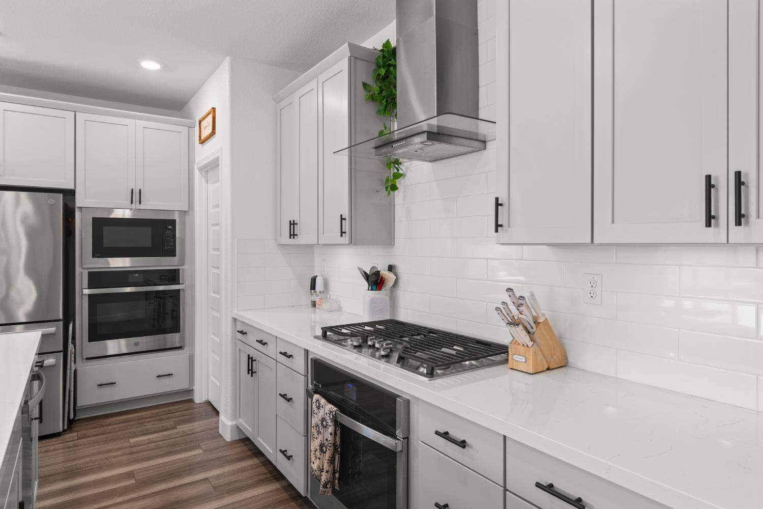 1081 Fullerton Ranch Road Lincoln, CA 95648 - Photo 5 of 56 Stainless steel appliances include double convection ovens, gas cooktop, designer hood, microwave & dishwasher.