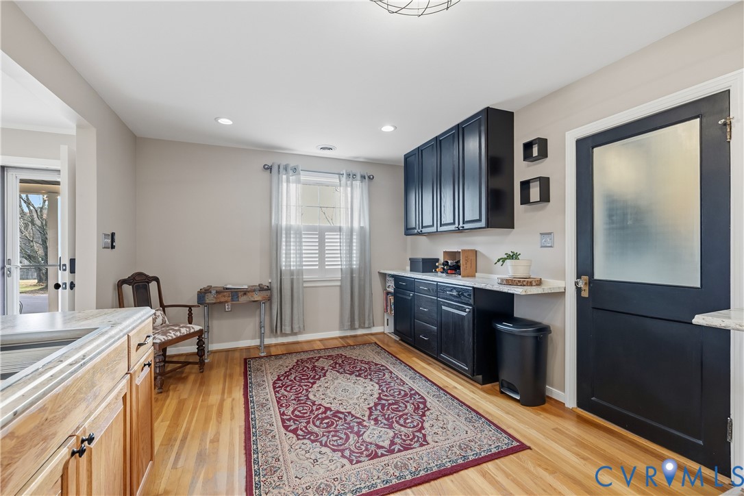 5800 West Rois Road Richmond, VA 23227 - Photo 9 of 32 a living room with stainless steel appliances granite countertop furniture a rug kitchen view and a fireplace
