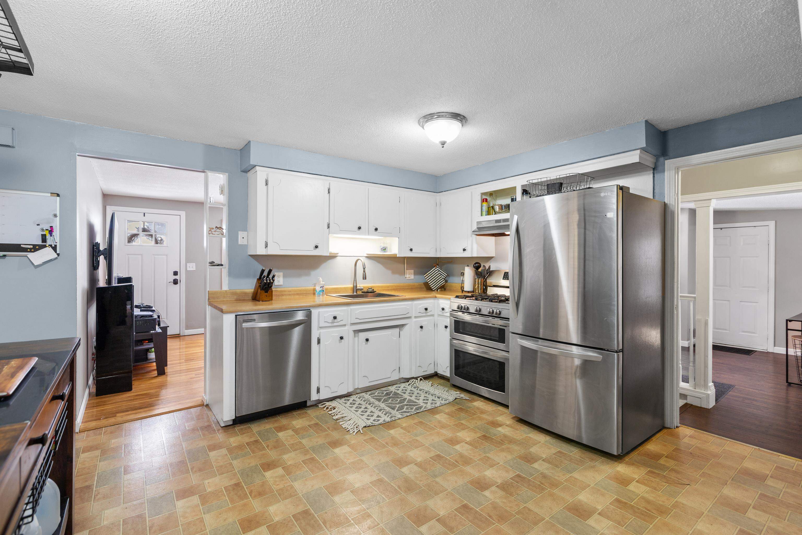 38 Cambridge Road Nashua, NH 03062 - Photo 3 of 32