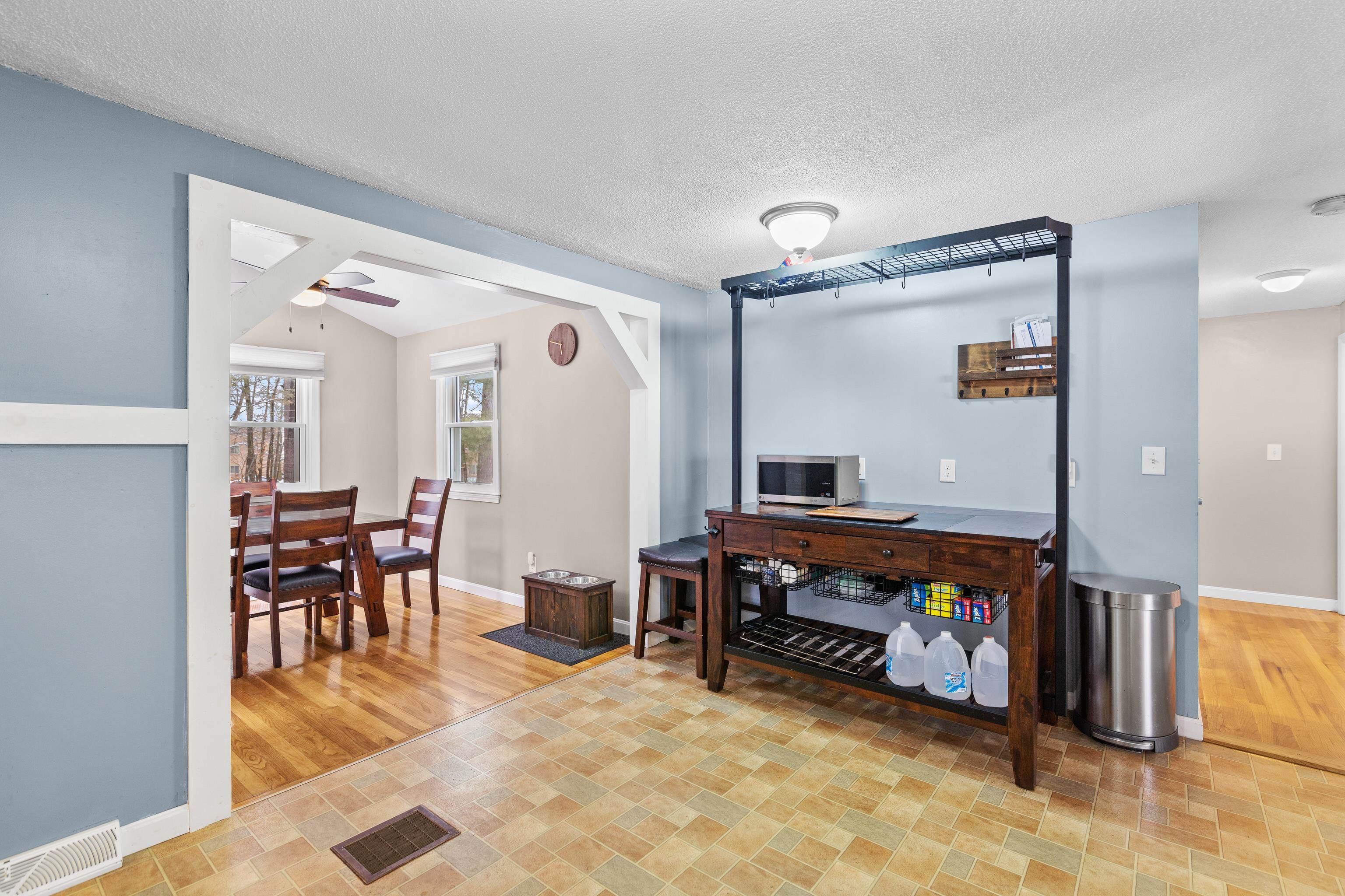 38 Cambridge Road Nashua, NH 03062 - Photo 5 of 32