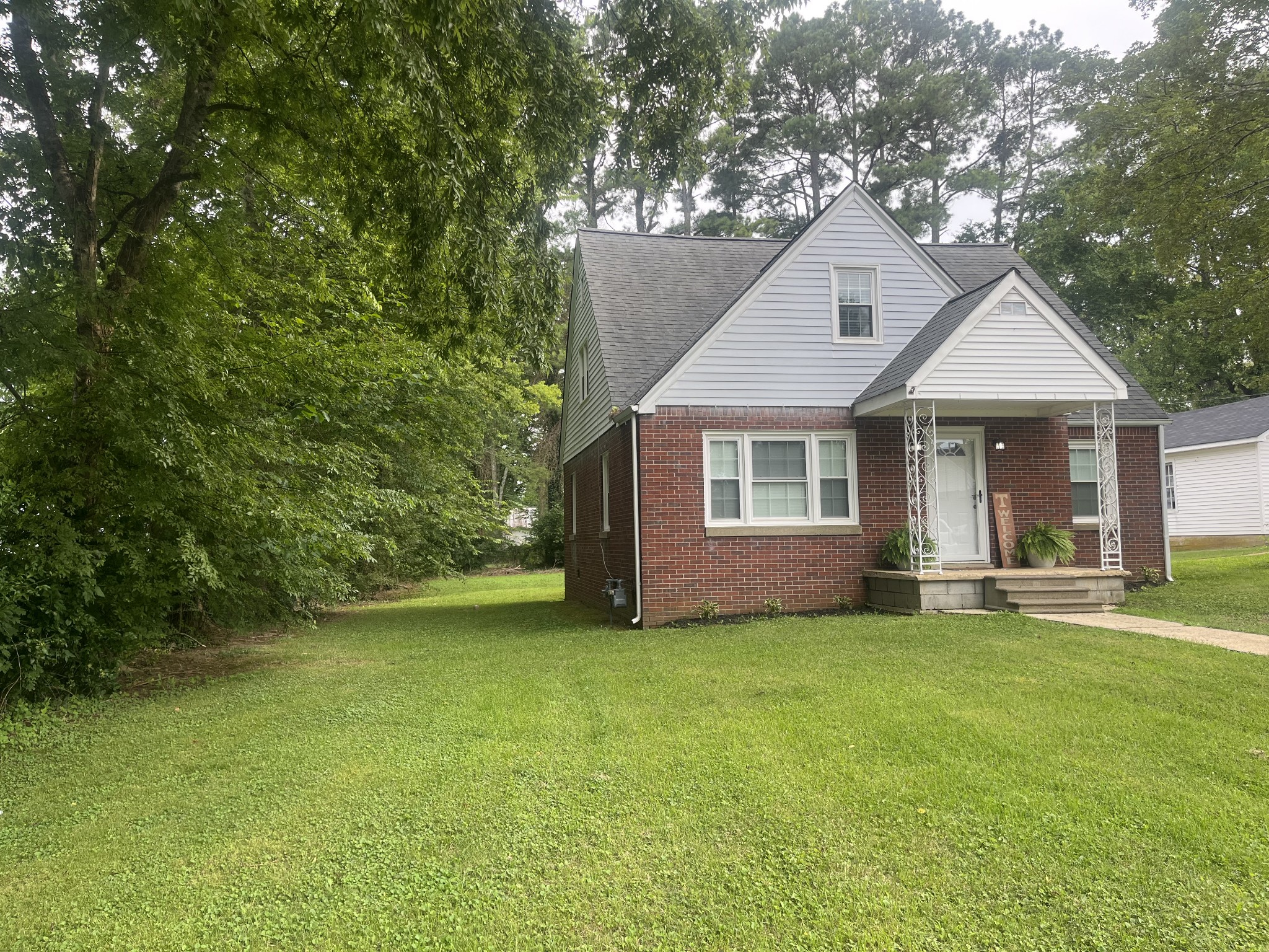 107 West Songer Street Waynesboro, TN 38485 - Photo 3 of 26 a front view of a house with a garden and yard