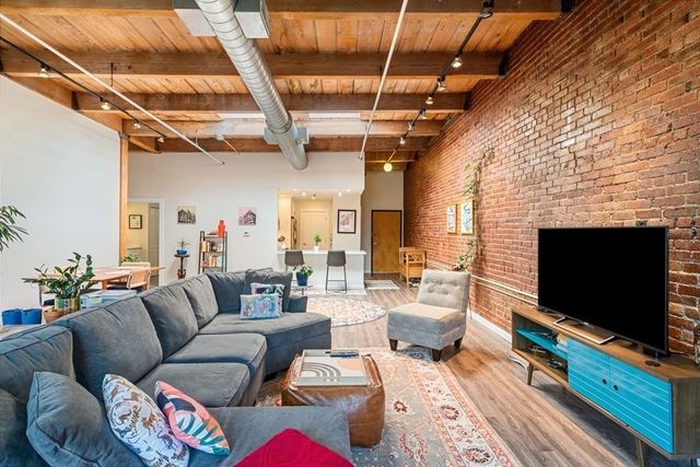 $1,070,000 | 33 Sleeper Street, Unit 608, Boston, MA 02210