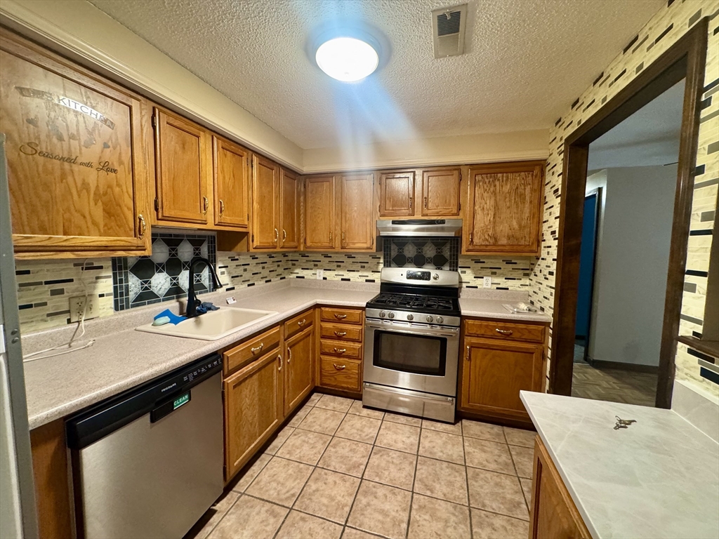 1940 Phillips Road, Unit 25 New Bedford, MA 02745 - Photo 2 of 22