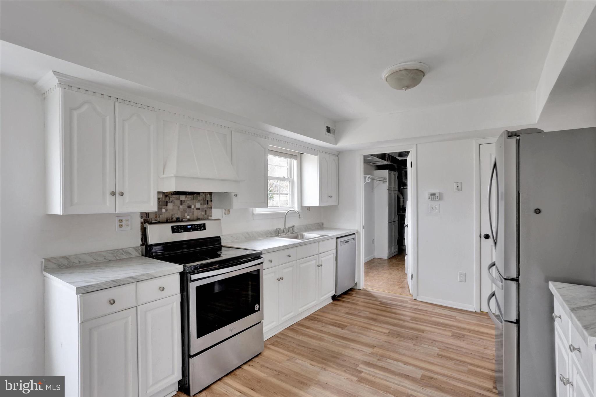 80 Dover Road Westampton, NJ 08060 - Photo 8 of 36 a kitchen with a stove a sink and a refrigerator