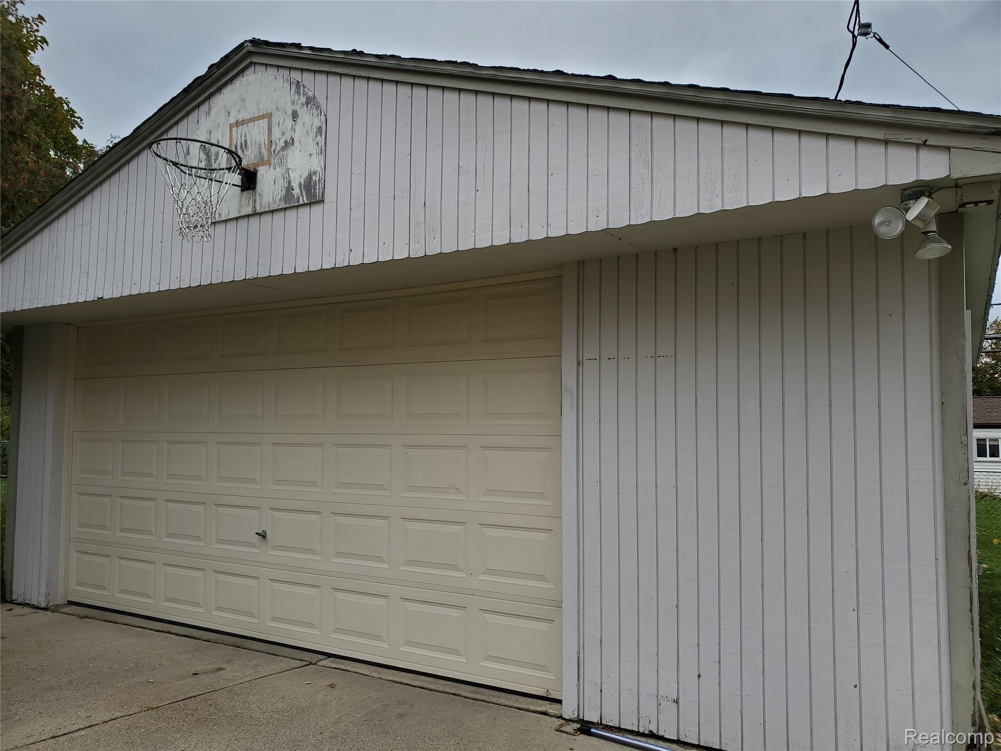 12523 Clinton River Road Sterling Heights, MI 48313 - Photo 6 of 31 20191027_144618.jpg