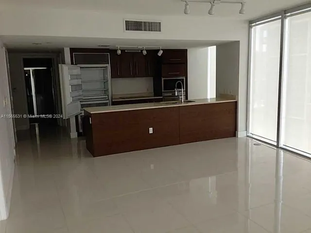 $900,000 | 475 Brickell Avenue, Unit 2415, Miami, FL 33131